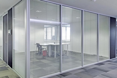 Установка оконных, дверных блоков и перегородок